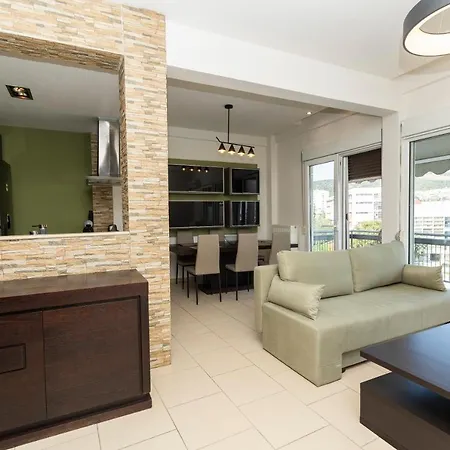 Delmare Kram Vee Apartment *